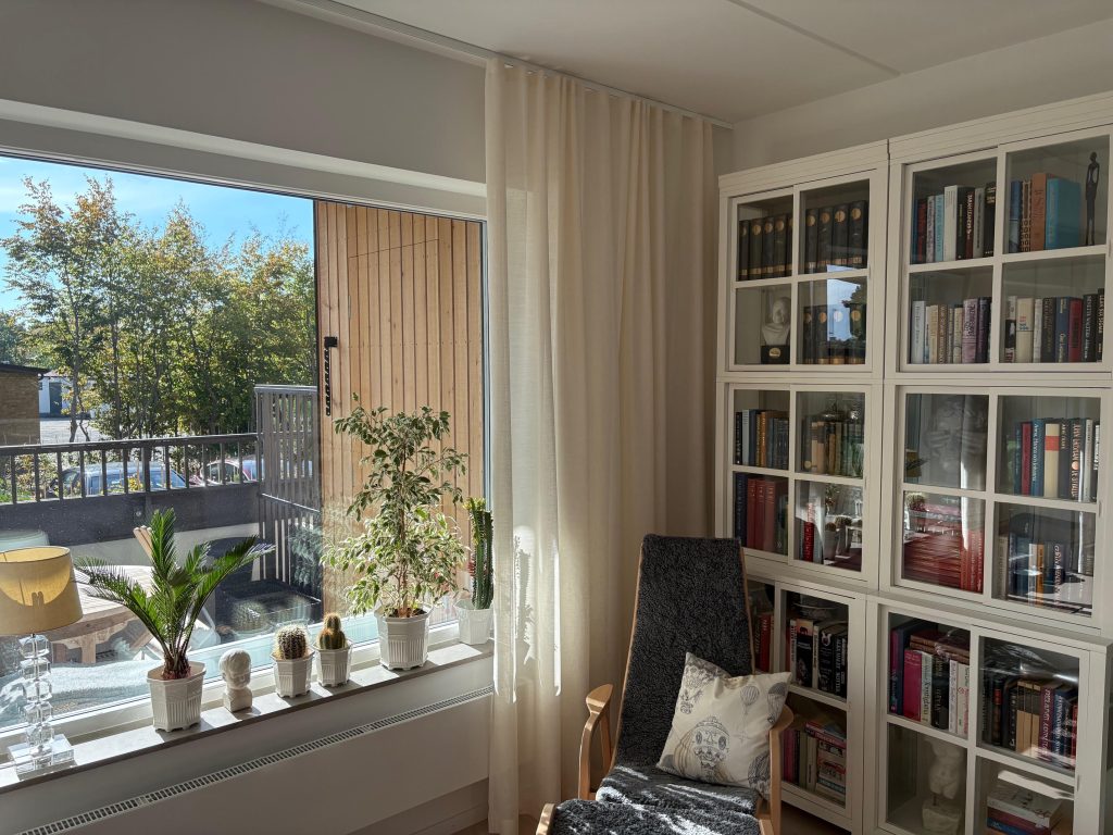 gardiner i vardagsrum villa